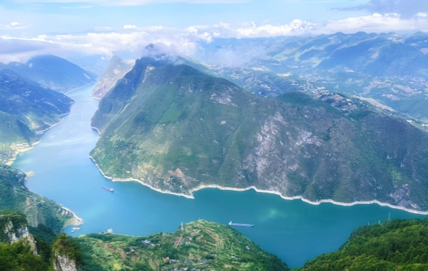 A 30-Day Yangtze River Odyssey: My Journey Through Fire, Stone, and Neon